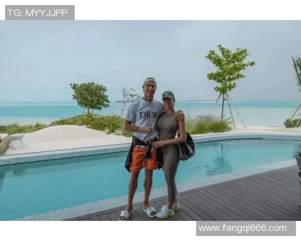 足球巨星当爸爸 带娃日常曝光展现亲子时光温馨一面