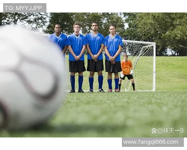 足球巨星赛后温情时刻亲自接孩子放学展现生活另一面
