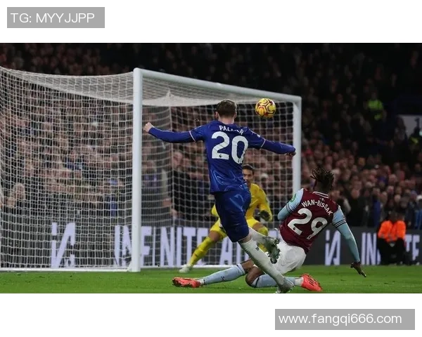 足球明星情绪崩溃瞬间：赛场上的压力与发泄反应揭秘