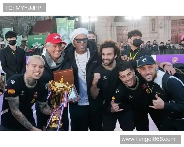 足球明星集结同框合影，男球员成焦点展现实力与魅力